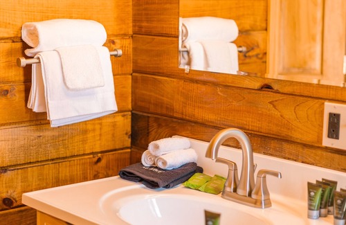 Columbia Falls House | Flagpole View Cabins - King Plus Cabin