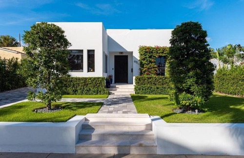 Sunshine Park Villa | Flamingo Park Paradise: Luxury Poolside Haven