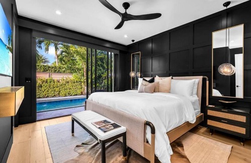 Sunshine Park Villa | Flamingo Park Paradise: Luxury Poolside Haven