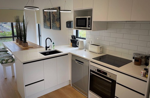 Flat Bush House | Flatbush Holiday Accommodation, 3 Bedroom Town House WH2 | Apartment