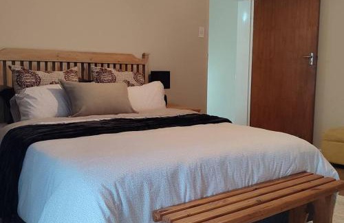 Goodwood Apartment | Flatlet Close to N1&N7 Offstreet Parking