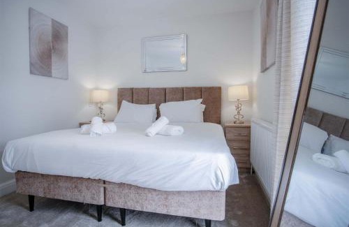 Castle House | Fleet Street - 2 Bedroom Holiday Home - Swansea