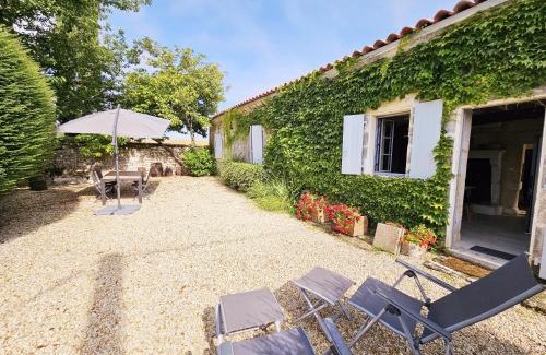 Bouteville House | Fleurs de vigne, gîte charentais au grand coeur