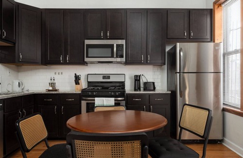 West Town Apartment | Flexhome Ukrainian Village 2BR D2