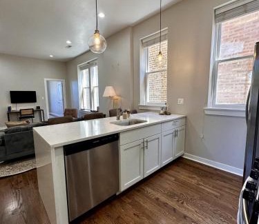 Almont Apartment | Flexhome West Town 2BR Apt T1