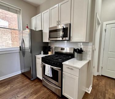 Almont Apartment | Flexhome West Town 2BR Apt T1