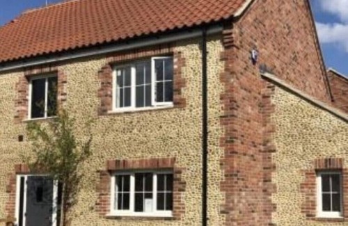 King's Lynn Cottage | Flint Cottage - a charming home and dog friendly!