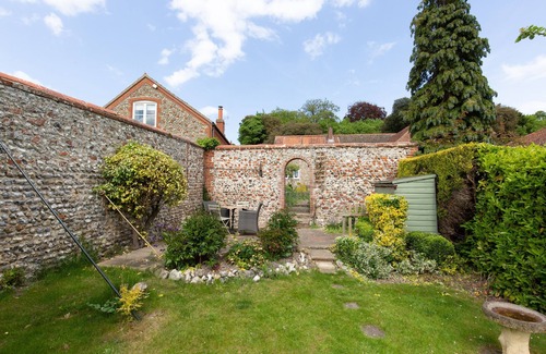 Stiffkey Cottage | Flint Cottage - a self catering cottage that sleeps 4 adults and 2 children (under 13) in 3 bedroo