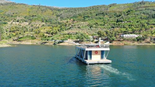 Oleiros Boat Rental | Floating Álvaro