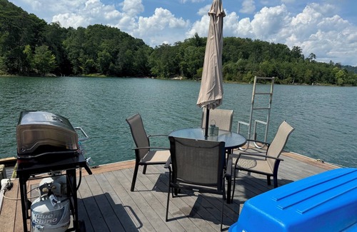 Rock Harbor Boat Rental | Floating House on Beautiful Norris Lake