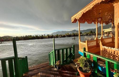 Dal Lake Boat Rental | Floating Luxury Group Of Houseboats