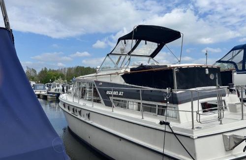 Fifield Boat Rental | Floating tranquility