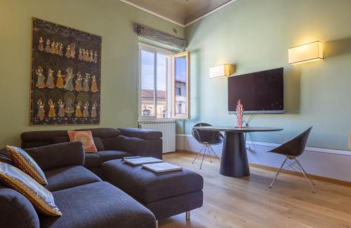 Santo Spirito Apartment | Florence Retreat with Romantic Bathtub