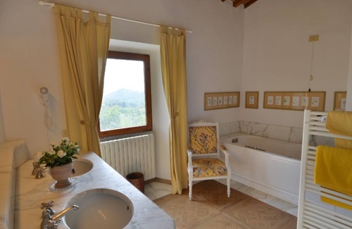 Fiesole Apartment | Florentine Hills Fattoria Il Leccio Agriturismo Elegant Suite with Pool