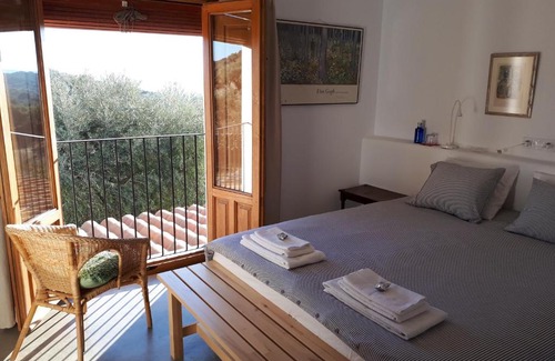 Almoharin Bed & Breakfast | Flores Amarillas B&B