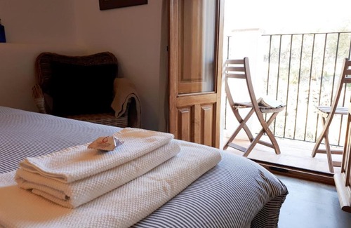 Almoharin Bed & Breakfast | Flores Amarillas B&B