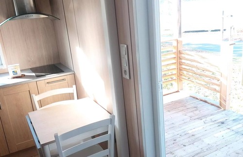 Cordelle Ski Chalet | Flower Camping de Mars * - Chalet Comfort 16m2 - 1 bedroom + covered terrace + TV + air conditioning 2 persons