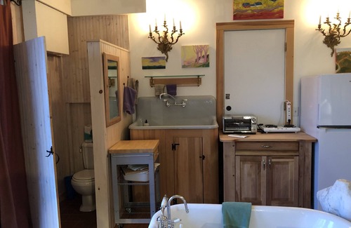 Williamsburg Apartment | Flower Hill Farm Retreat Studio Mountain and Garden Views Clawfoot Tub.