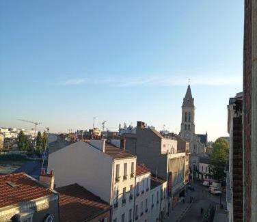 Les Puces de Saint-Ouen House | flowers room au coeur de saint Ouen parking gratuit