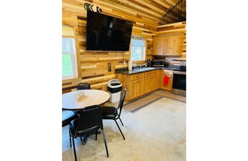 Dorchester Cabin | Fly Reel Cabin w/hot tub