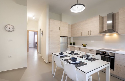 Lambi Apartment | Fofi’s Elegant Home/Fully renovated