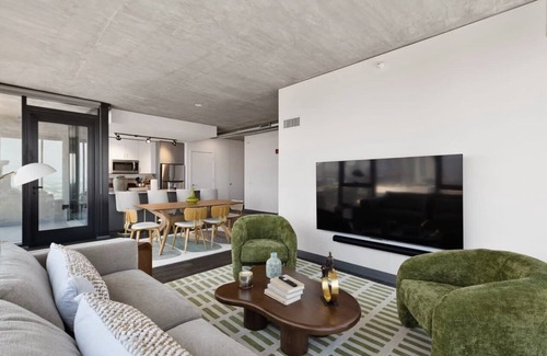 West Loop Apartment | Foodies!Best Dining & Nightlife Steps Away|TheBoho