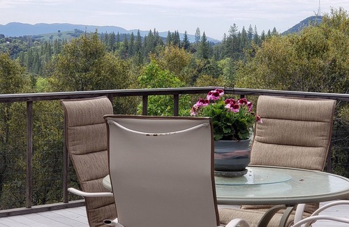 Jackson House | Foothill Retreat in the Sierra Nevada Mountains