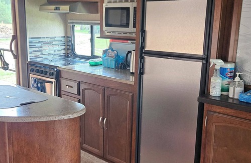 Necedah RV Rental | For 6 people Castle R Lake 30 min to Dells BBQ & boat fishing guide available.