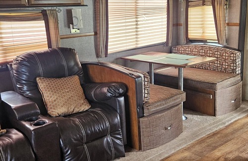 Necedah RV Rental | For 6 people Castle R Lake 30 min to Dells BBQ & boat fishing guide available.
