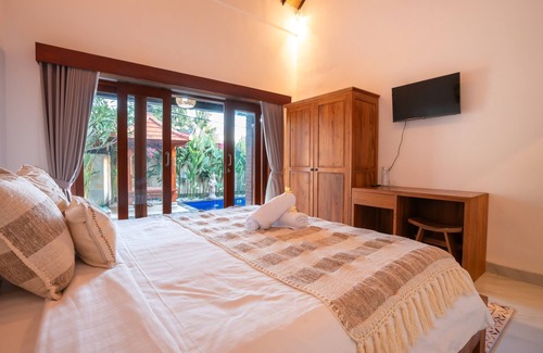 Babakan Villa | For Travellers Who Miss Home! Private Room with High Speed Wifi & Great Location