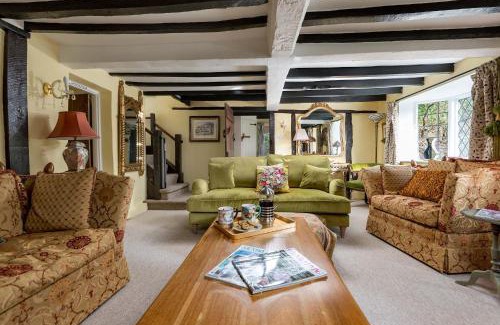 New Forest District House | Forest Drove Cottage · Idyllic New Forest 6 Bedroom Thatched Cottage
