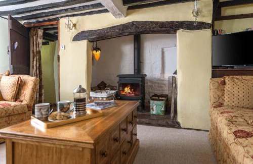 New Forest District House | Forest Drove Cottage · Idyllic New Forest 6 Bedroom Thatched Cottage