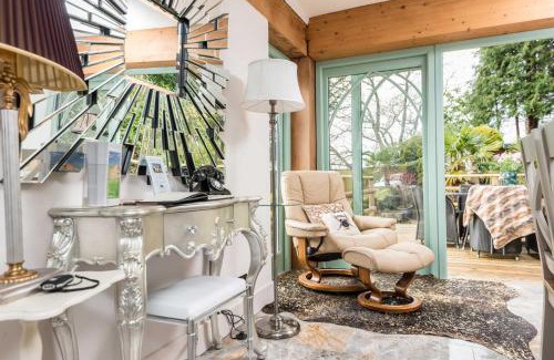New Forest District House | Forest Drove Cottage · Idyllic New Forest 6 Bedroom Thatched Cottage