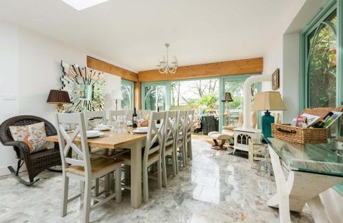 New Forest District House | Forest Drove Cottage · Idyllic New Forest 6 Bedroom Thatched Cottage