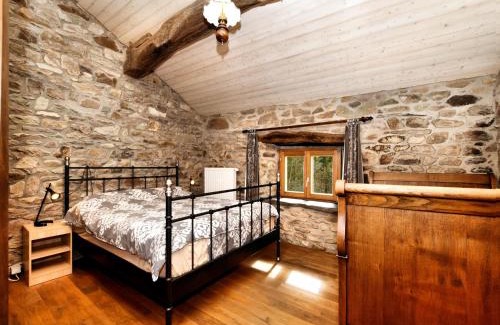 Commanster House | Forest-Edge Stay, Burtonville