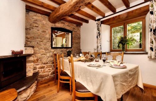Commanster House | Forest-Edge Stay, Burtonville