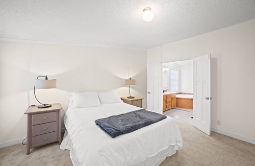 Dowling Cabin | Forest Retreat - Sleeps 30 - 2 minutes from boat launch