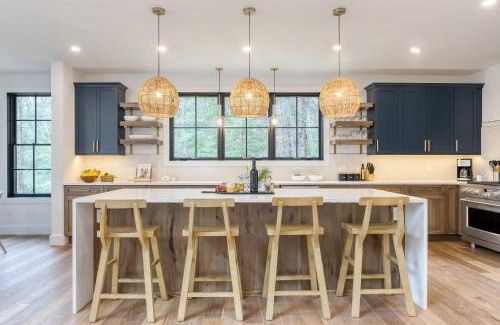 Monterey House | Forget-Me-Not by AvantStay Bold Lakefront Escape