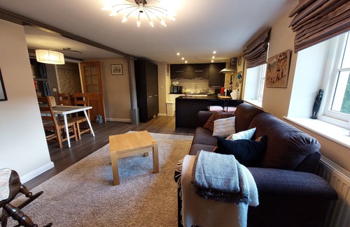 Ashwick Apartment | Former showhome with indoor pool & gym
