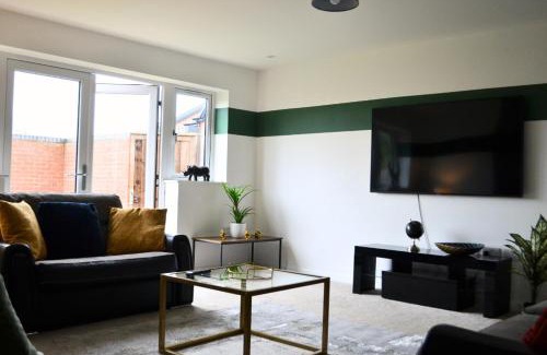 Stonnall House | Fort House 6 Large Private Bedrooms with 7 beds, close to NEC, JLR, City Centre