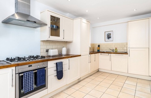 Staple Hill Apartment | Fortified Cosy 4 bedroom Holly Lodge