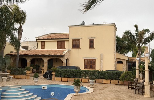 Mazara del Vallo Villa | "FORTUNA" Luxury double room in prestigious Villa with shared pool.