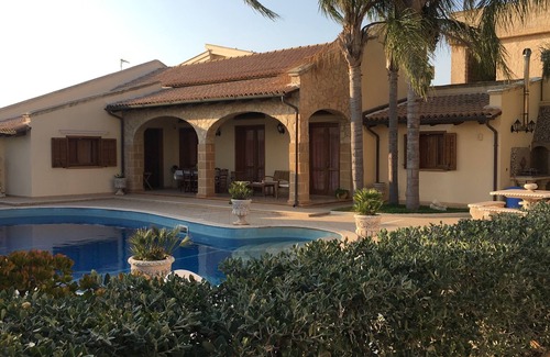 Mazara del Vallo Villa | "FORTUNA" Luxury double room in prestigious Villa with shared pool.