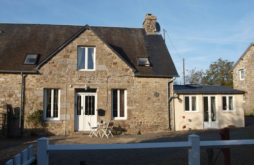 Saint-Clement-Rancoudray Cottage | Four Bedroomed Country Cottage sleeps 7, Pool