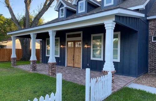 Tomball House | Four Bedroom Downtown Tomball Cottage