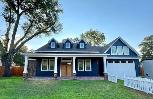 Tomball House | Four Bedroom Downtown Tomball Cottage