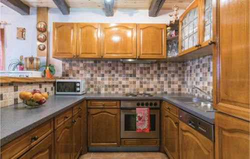 Kravarsko House | Four-Bedroom Holiday Home In Velika Buna