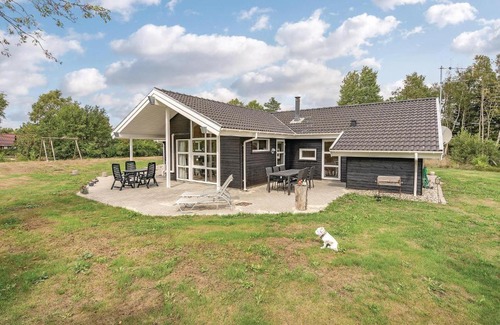 Ho House | Four-Bedroom Holiday Home in Blavand