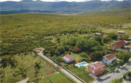 Dicmo House | Four-Bedroom Holiday Home In Dicmo
