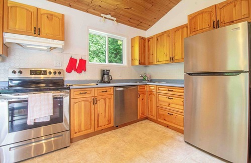 Burnt River Cottage | Four Mile Memories - Three Bedroom Cottage, Sleeps 6